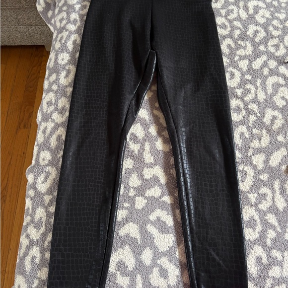 Express Black Textured Leggings - Picture 2 of 6
